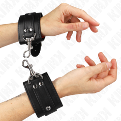 Kink - Muñequeras Estilo Mazmorra Con Cerradura Negro Ajustable 21-28 Cm X 5.5 Cm de Kink Wrist Restraint | Piumer